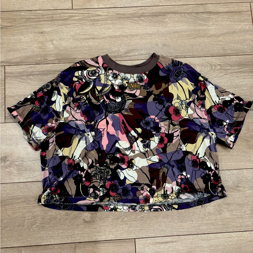 Nike Crop Top Graphic Tshirt